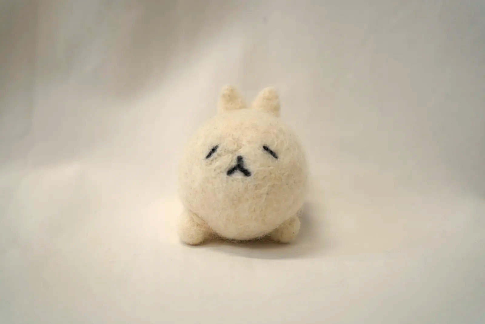白い、まるいぬいぐるみのしろいの