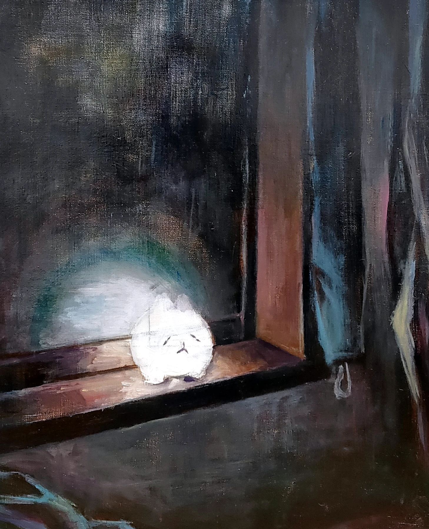 暗い窓辺にいるしろいのを描いた油絵